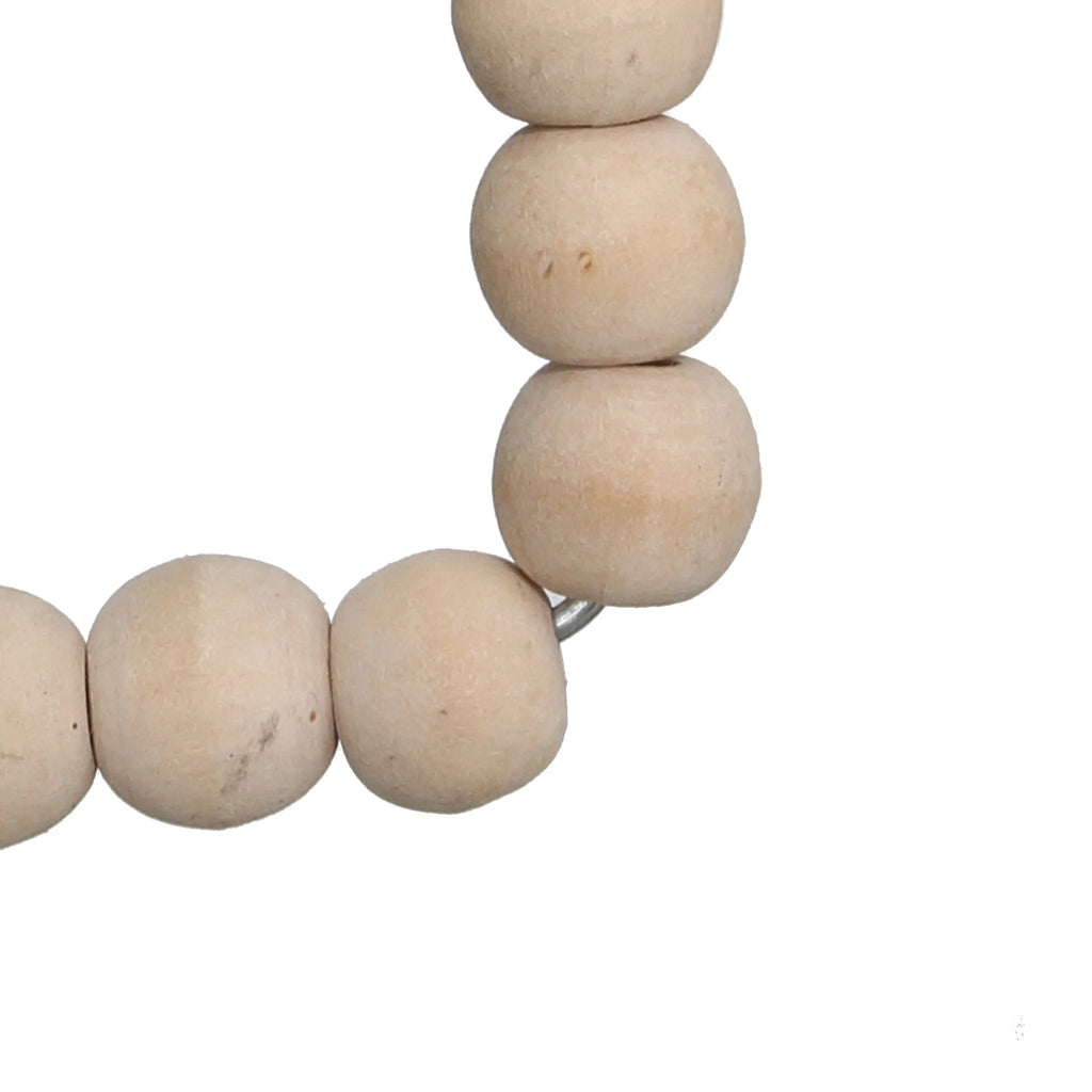 Croix murale en perles de bois naturel ton chaud avec connecteur métallique à suspendre