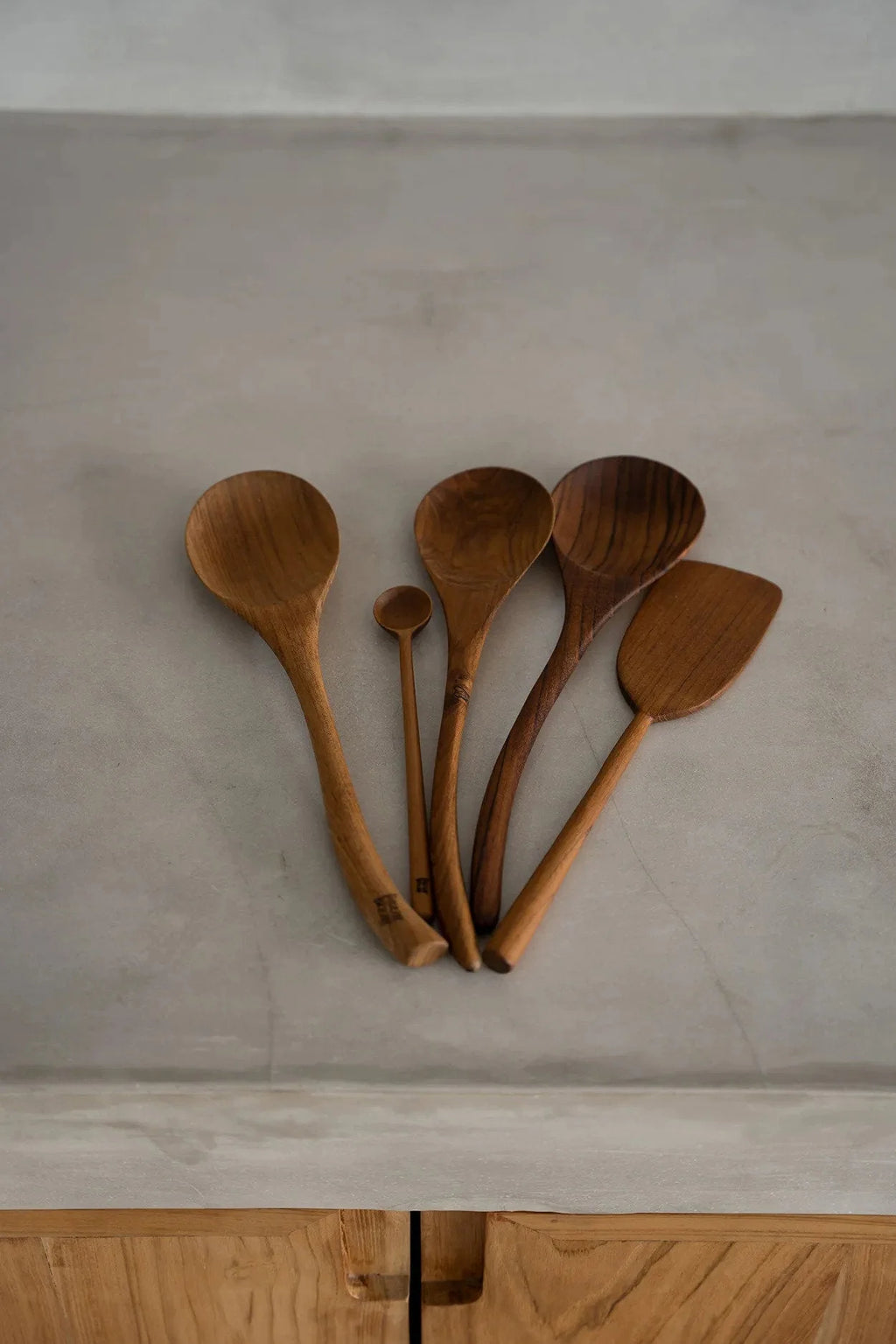 Collection de cinq ustensiles de cuisine en bois de teck marron naturel