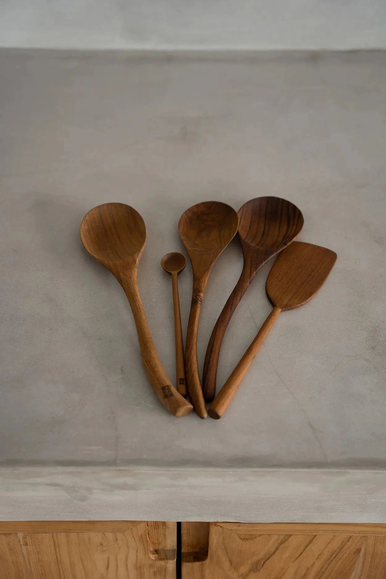 Collection de cinq ustensiles de cuisine en bois de teck marron naturel