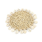 Dessous de verre rond en jonc de mer avec bordure de coquillages naturels