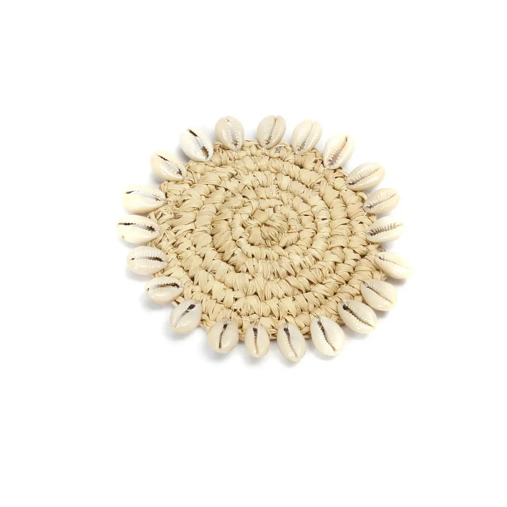 Dessous de verre rond en raphia avec bord de coquillages, diamètre 13 cm