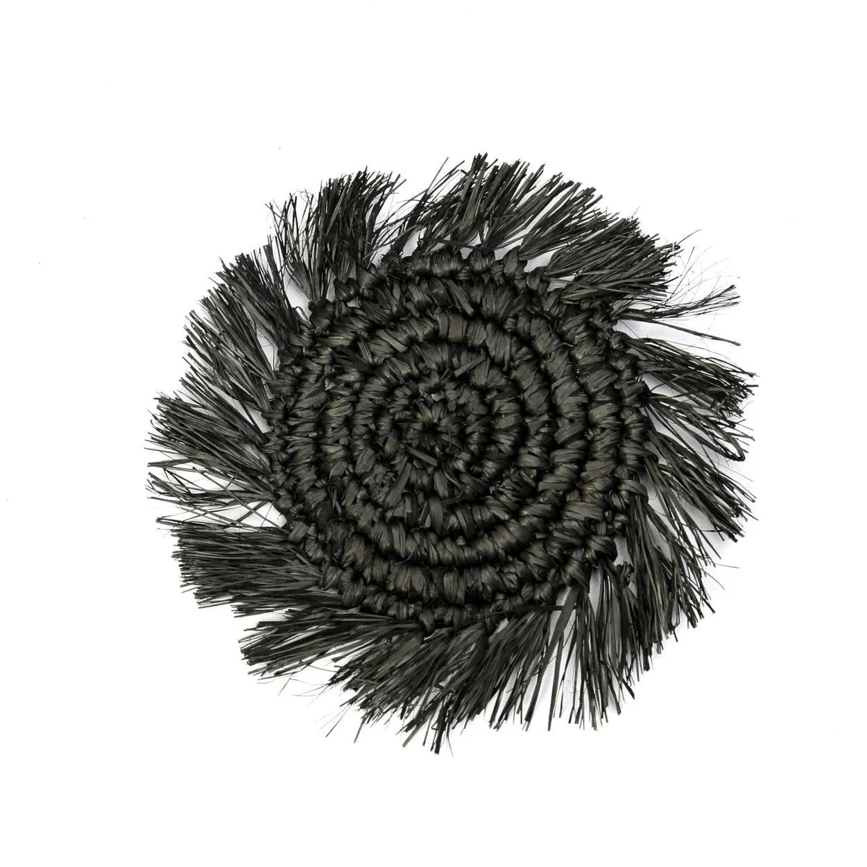 Dessous de verre rond en raphia noir avec franges, tissé et à bord frangé