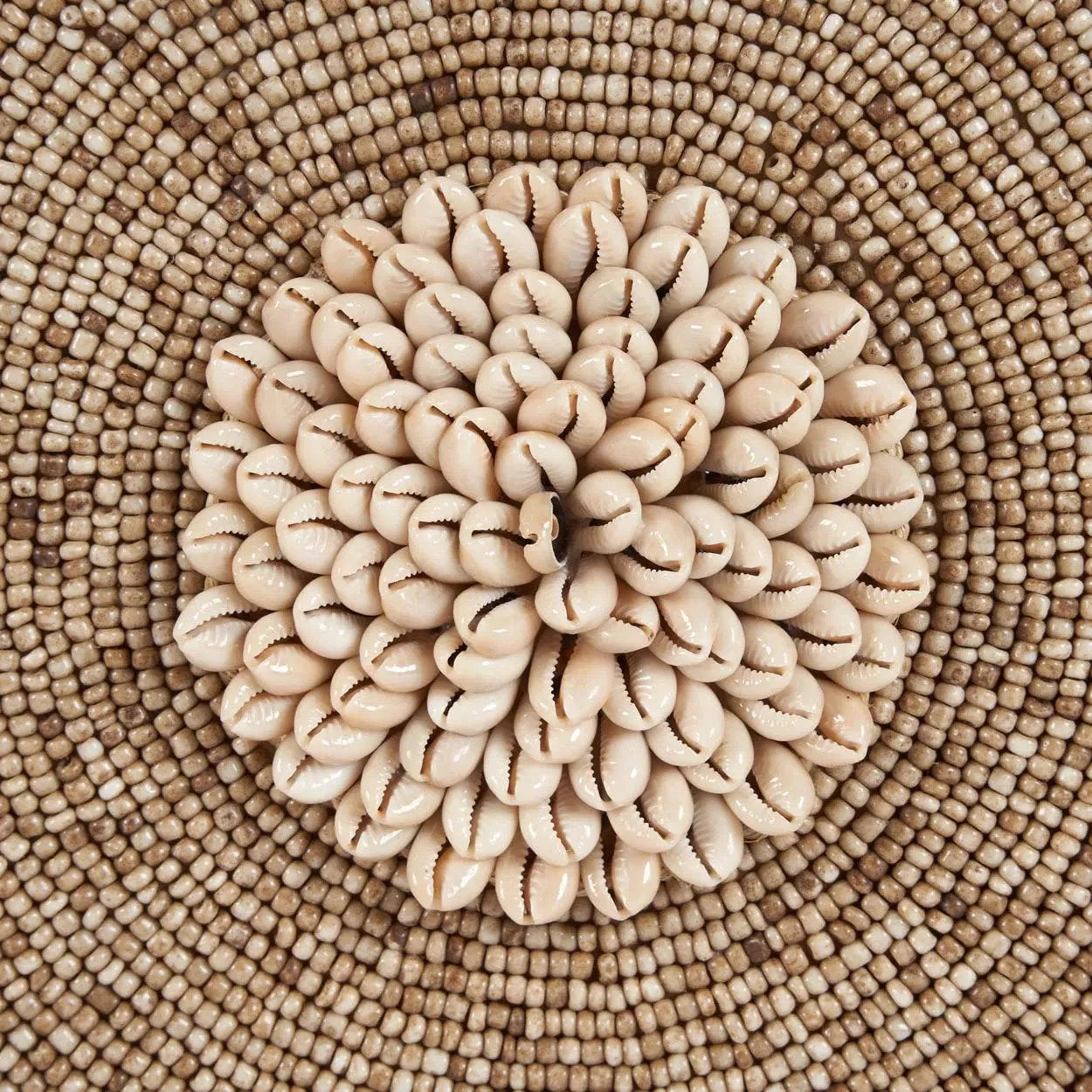 Disque décoratif en coquillages et perles sur socle noir
