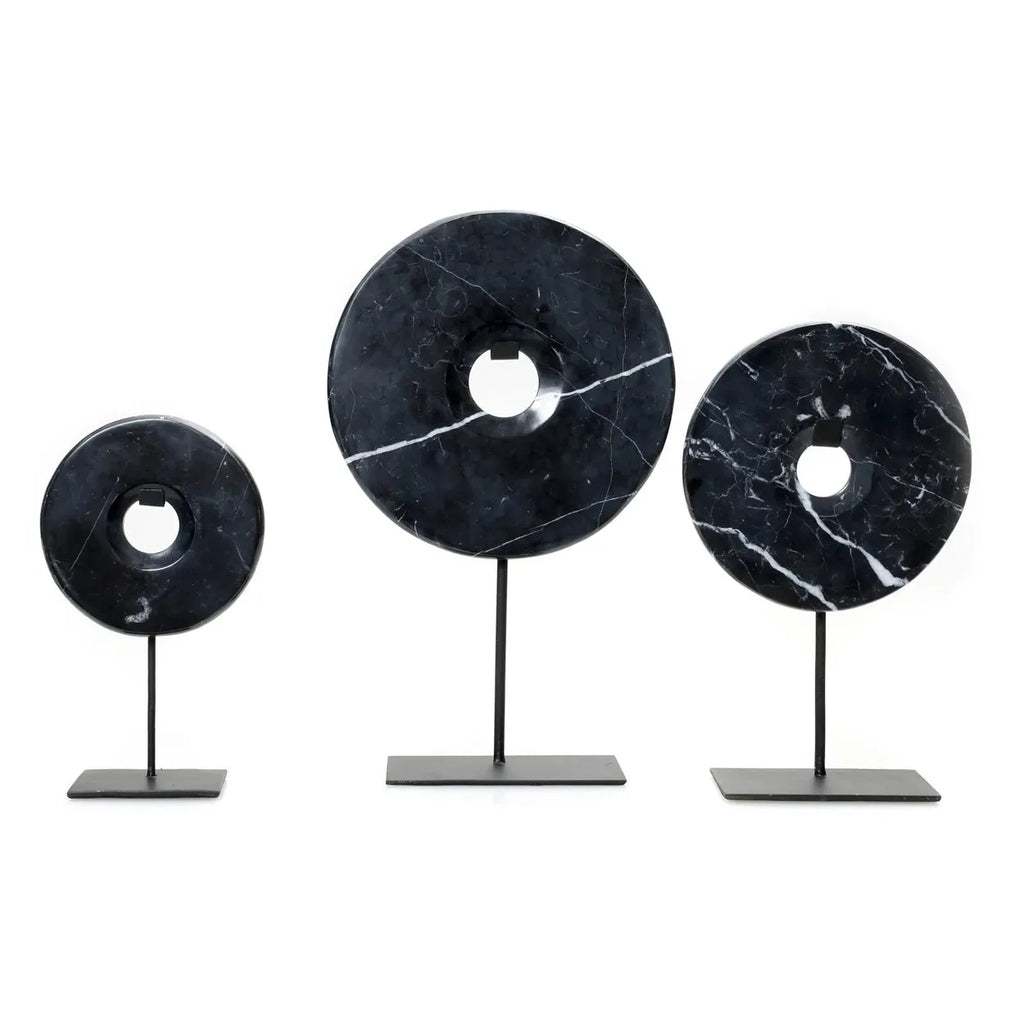 Disque décoratif en marbre noir sur socle métallique