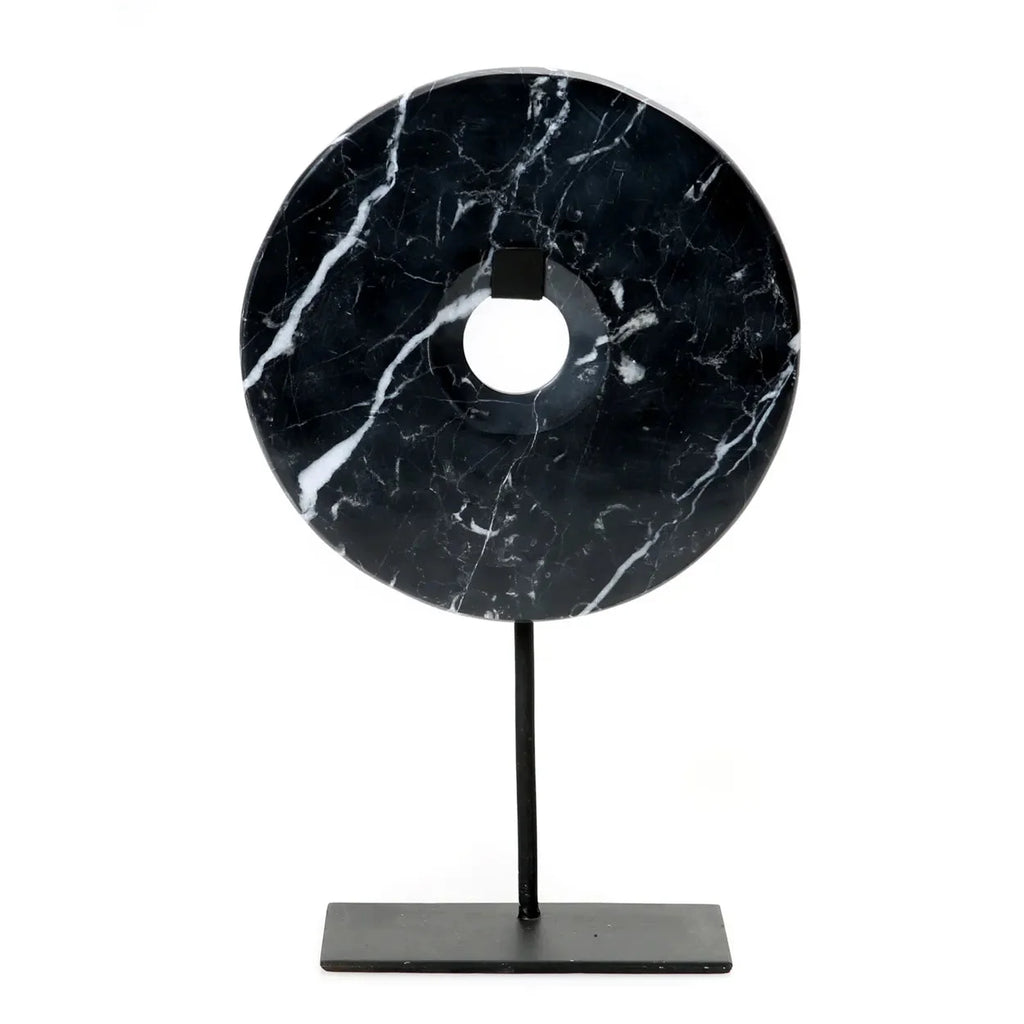 Disque décoratif en marbre noir sur socle métallique