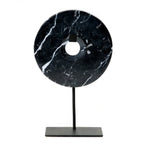 Disque décoratif en marbre noir sur socle métallique
