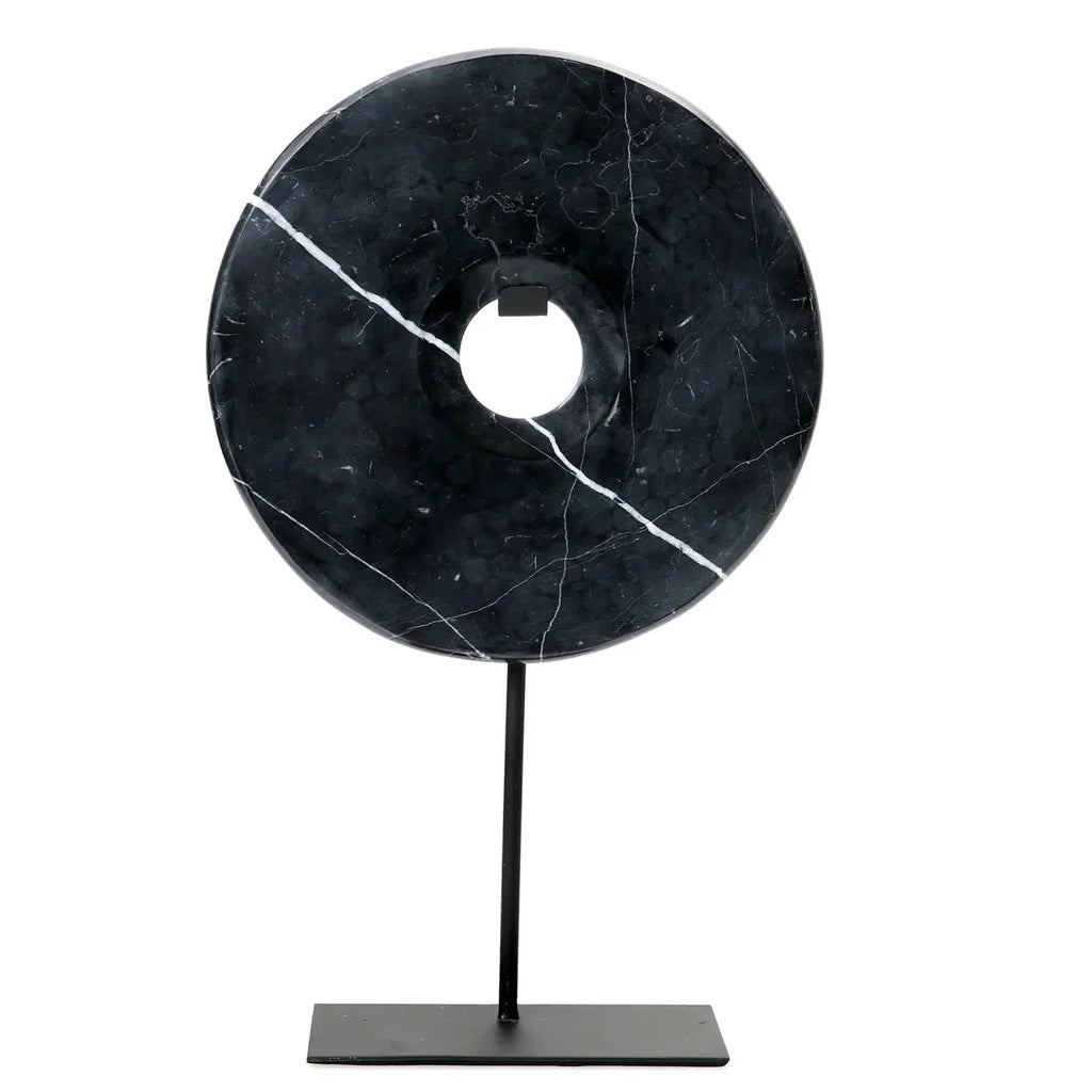 Disque décoratif en marbre noir sur socle métallique