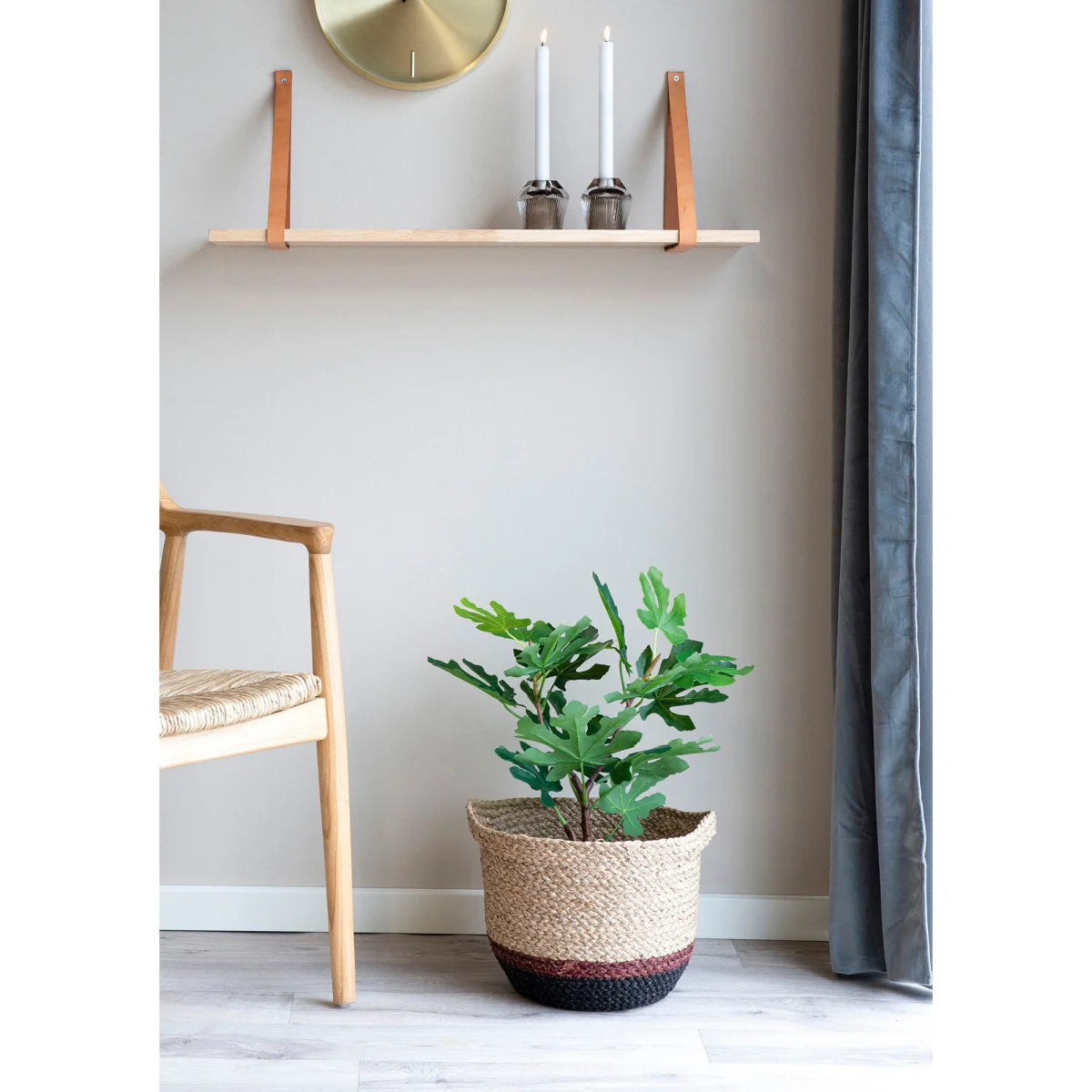 Étagère murale en bois d’hévéa et cuir marron 80x20 cm avec plante verte
