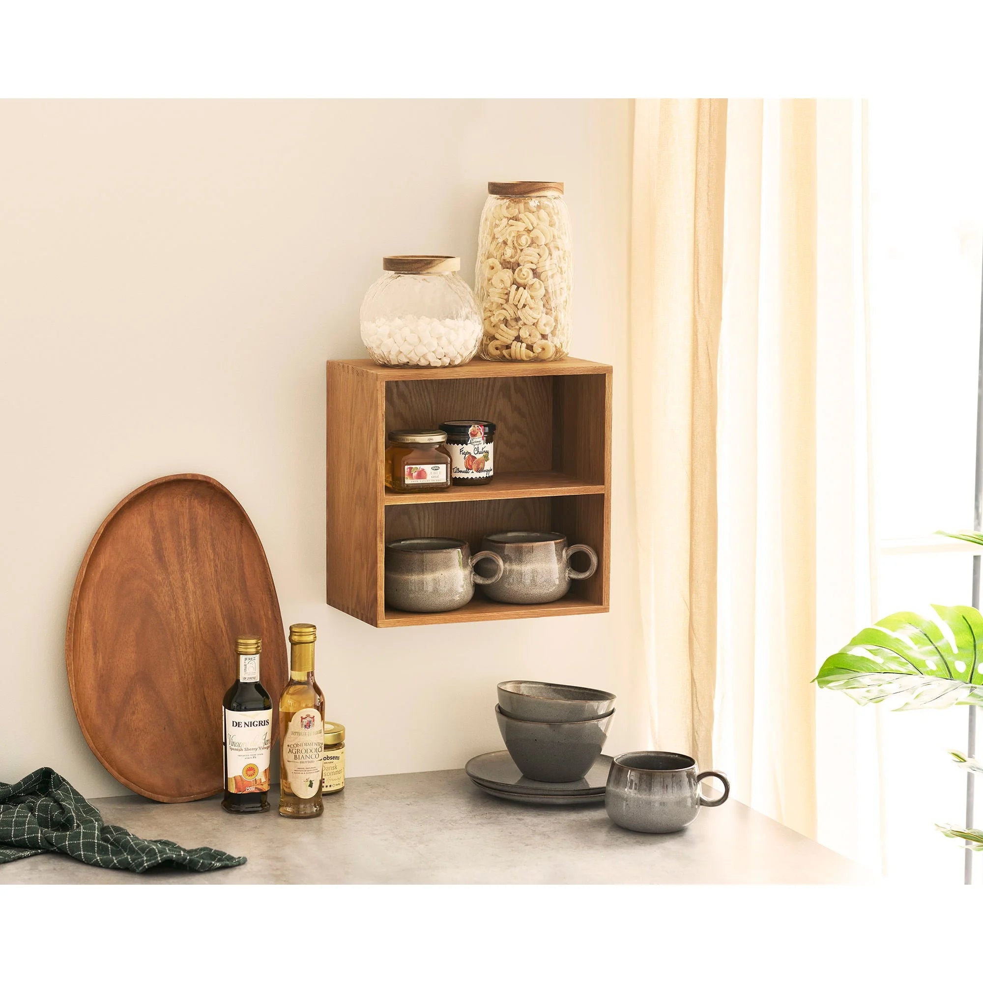 Étagère murale en chêne naturel à deux niches ouvertes, 30x18 cm, avec bocaux en verre et tasses en céramique