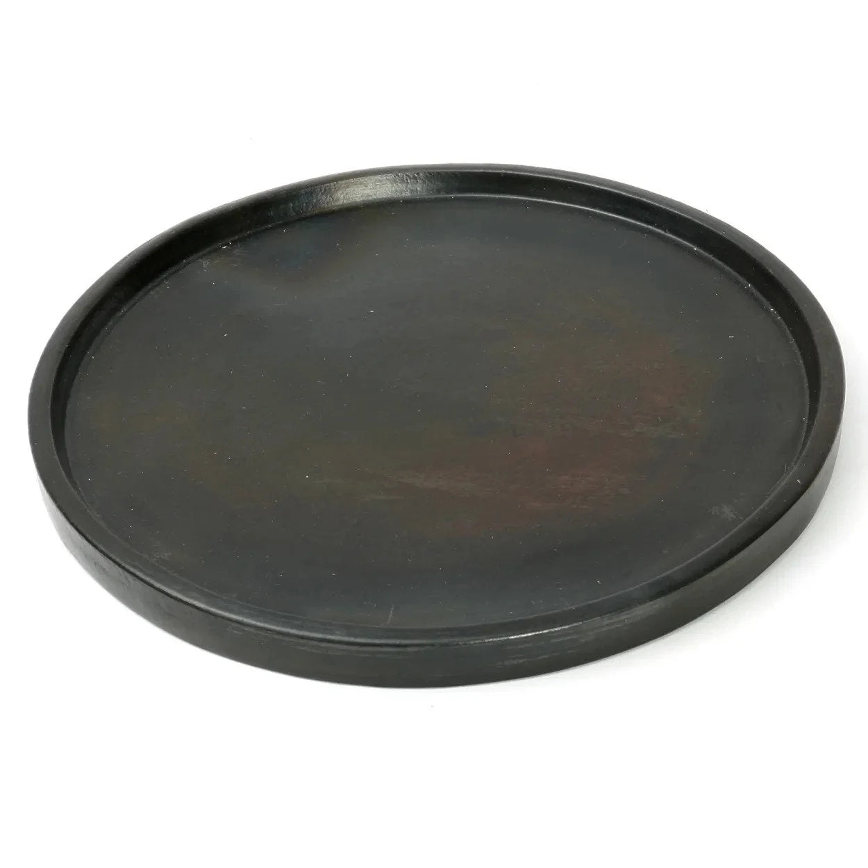 Plateau en terre cuite noire brûlée de 30 cm avec rebord ovalé en bois brun foncé