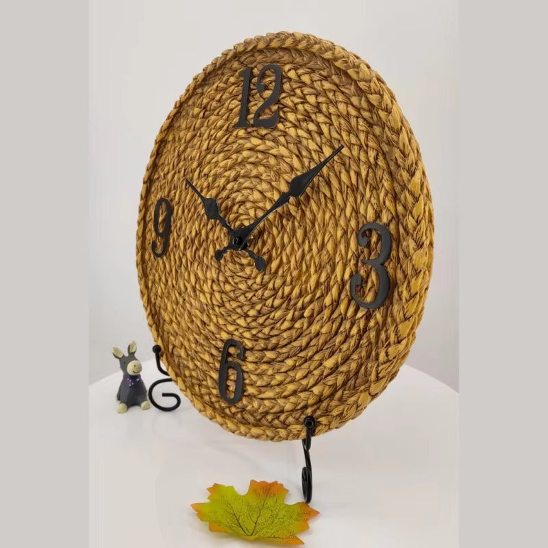 Horloge murale en rotin tressé en situation