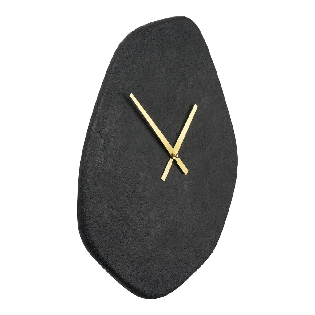 Horloge murale noire en ciment galet avec aiguilles dorées 38x45 cm