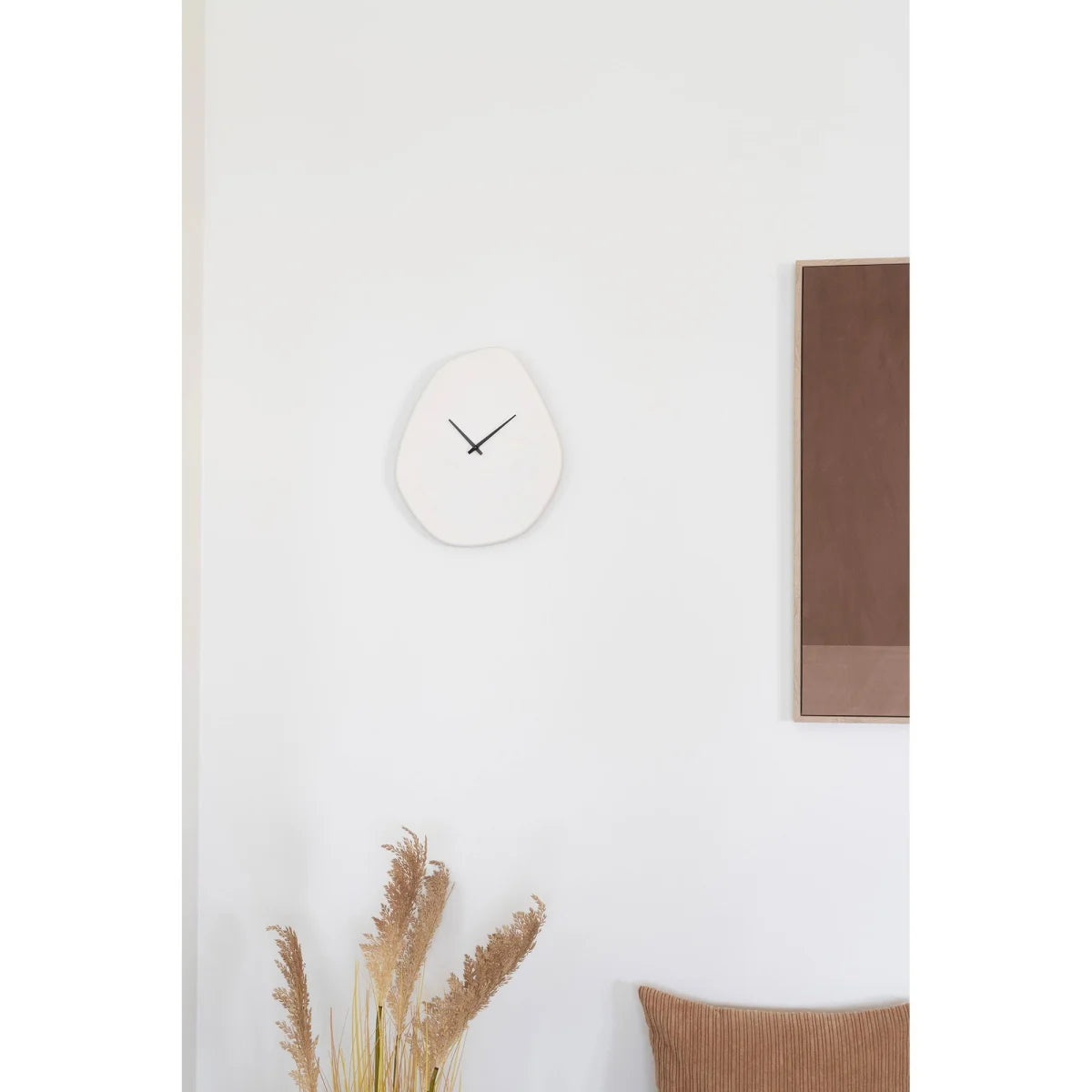 Horloge murale organique en ciment blanc cassé 28x33 cm