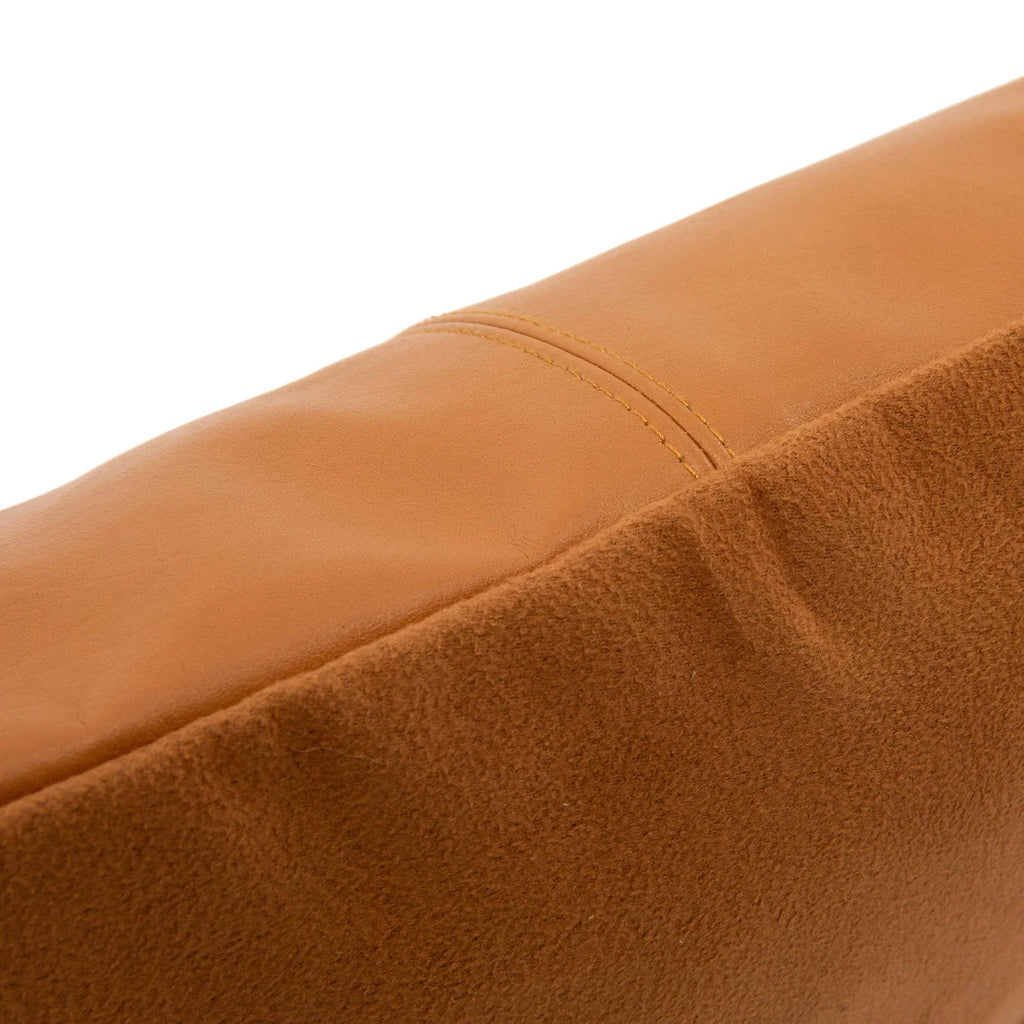 Coussin carré en cuir camel et suède avec couture croisée 40x40 cm