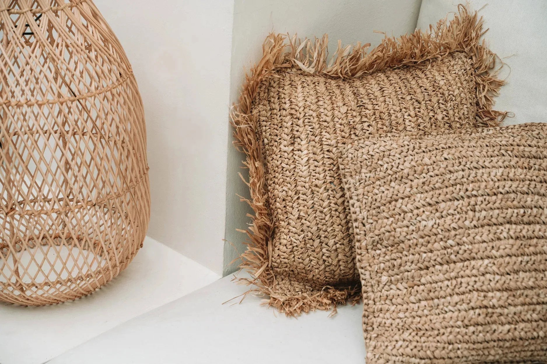 Chaise panier tressée en raphia naturel aux bords frangés ton neutre