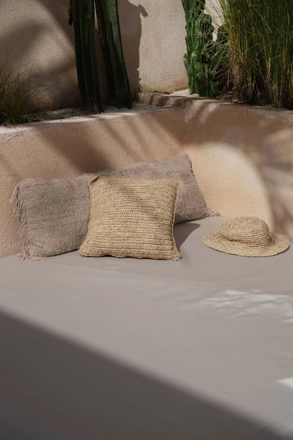 Chapeau en paille tressée beige à texture naturelle rustique