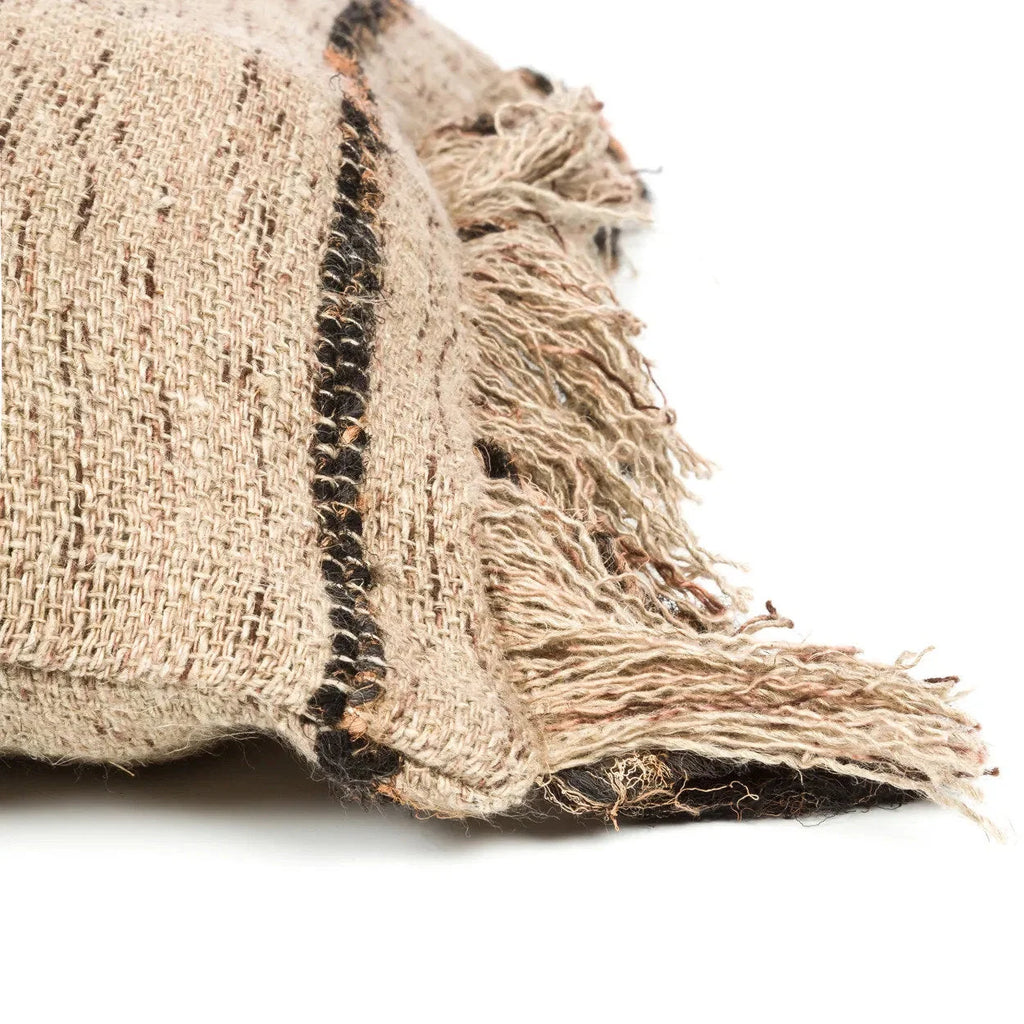Coussin en coton beige avec rayures noires et frange effilochée 40x40 cm