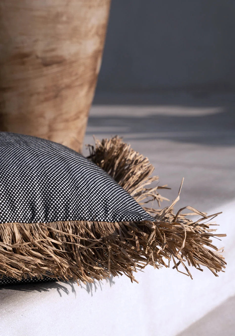 Housse de coussin coton et raphia à franges noir naturel - 60x60 cm