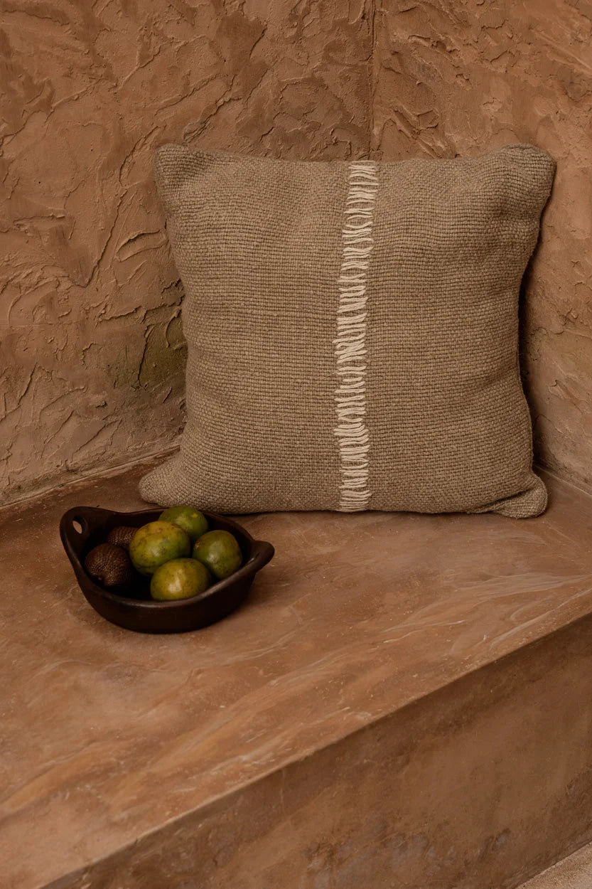 Housse de coussin lin beige naturel broderie centrale 50x50 cm