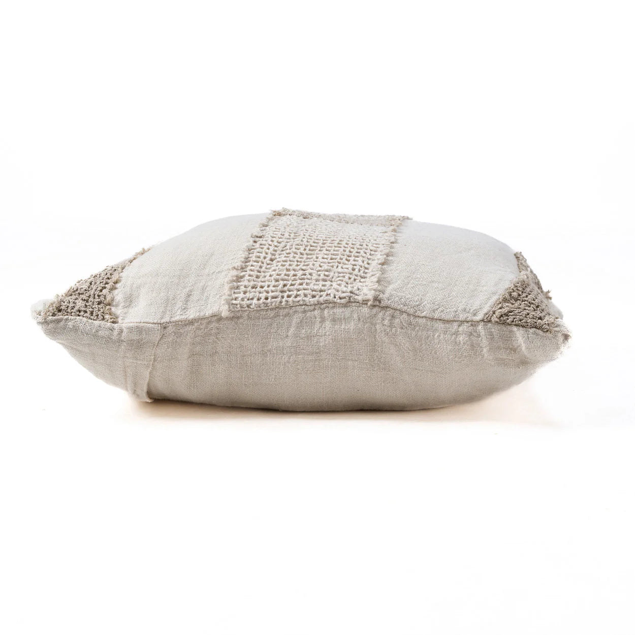 Housse de coussin rectangulaire en lin gris clair et crochet beige texturé