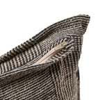 Coussin en lin tissé noir et beige motif damier artisanal cozy