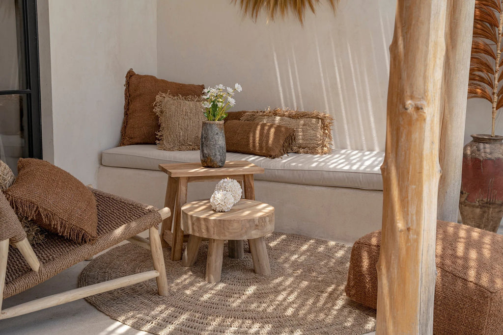Housse de coussin marron en coton avec franges 40x40 cm sur table en bois rustique