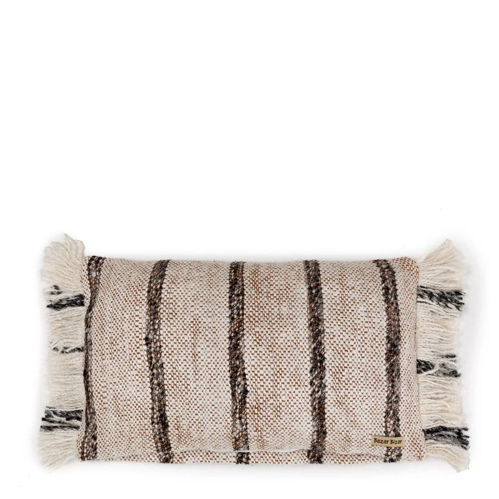 Coussin rectangulaire en coton beige avec textures, rayures verticales marron foncé et frange crème