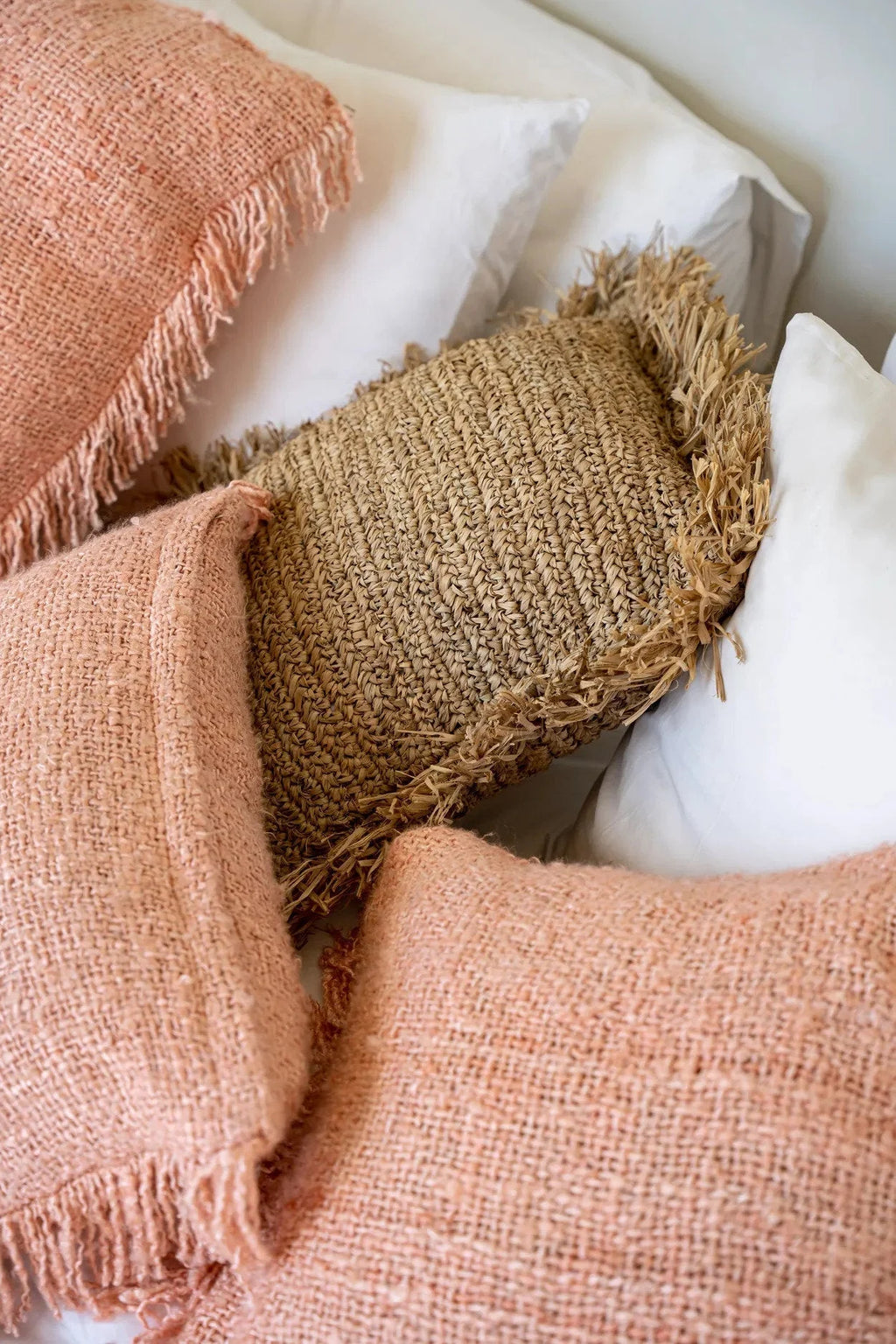 Coussin rectangulaire en coton rose saumon avec franges, tons pêche et beige