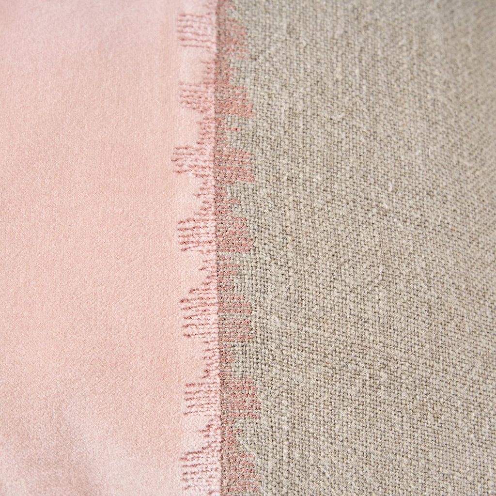 Housse de coussin rectangulaire en velours rose pastel et lin greige texturé