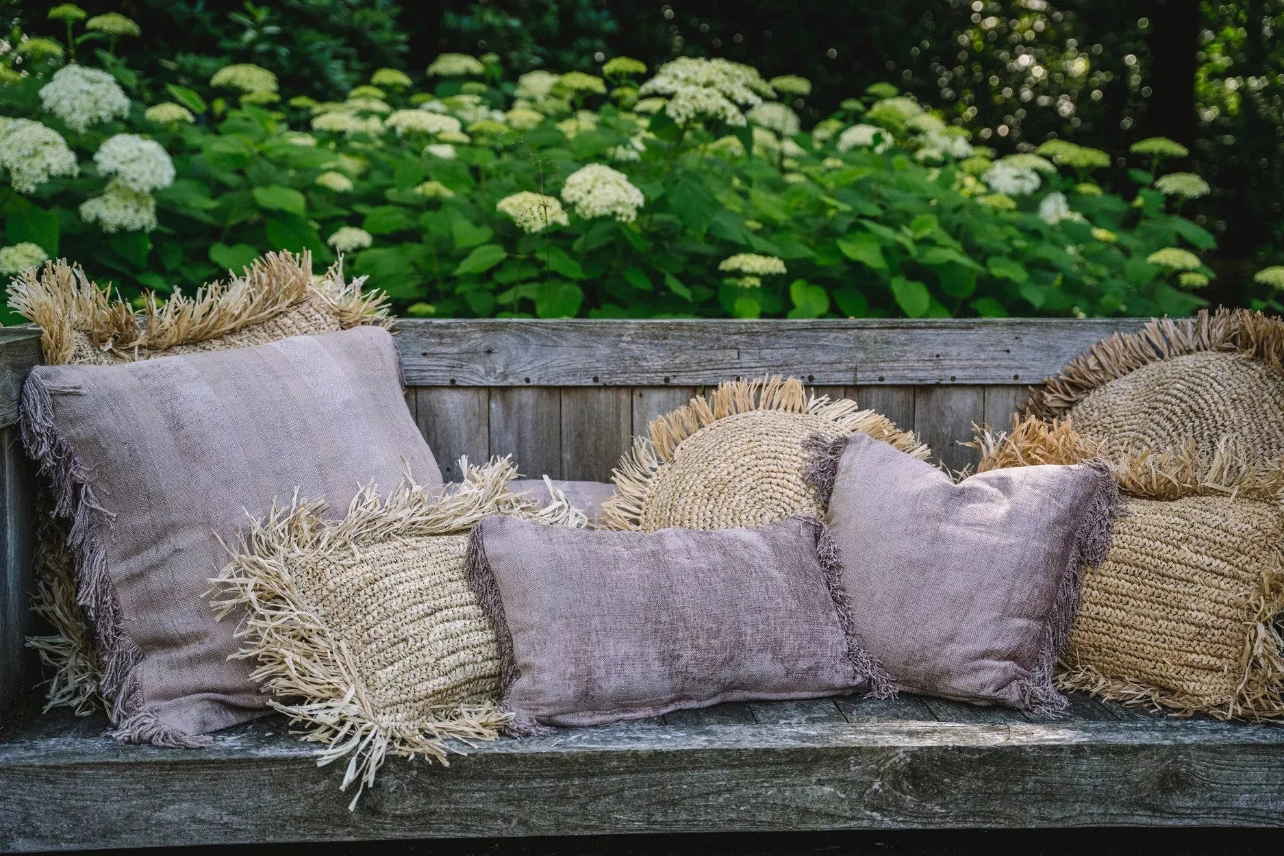Coussin en velours béton 40x40 cm avec assortiment de coussins à franges en tons naturels et mauves