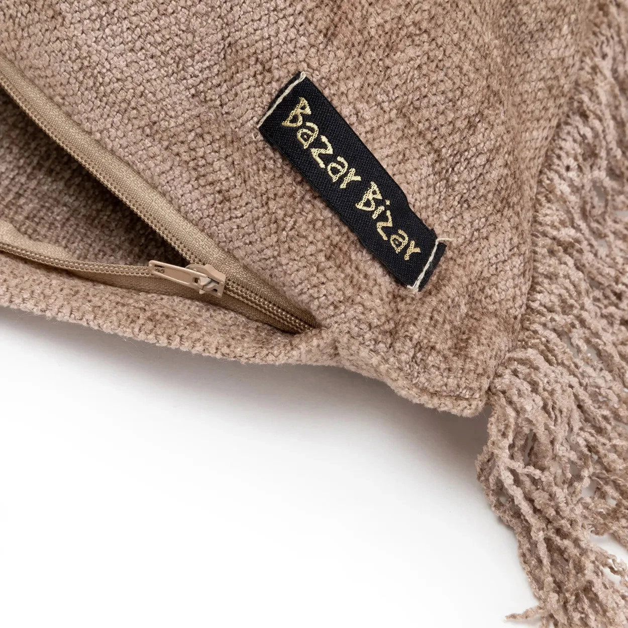 Housse de coussin en velours béton beige avec fermeture éclair et label Bazar Bizar