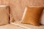 Coussin carré en velours jaune moutarde avec passepoil texturé effiloché
