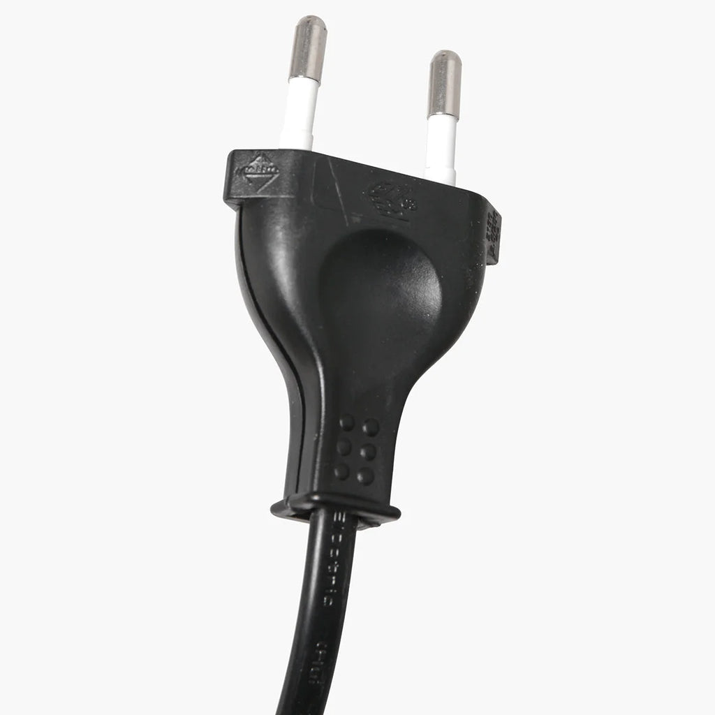 Prise électrique noire en plastique avec deux broches rondes et terre, texture moulée, pour lampadaire arc métal noir abat-jour rotin ajouré H180 cm