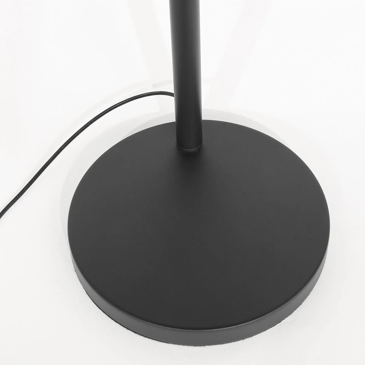 Base circulaire noire mate avec tige cylindrique pour lampadaire arqué 3 bras métal noir