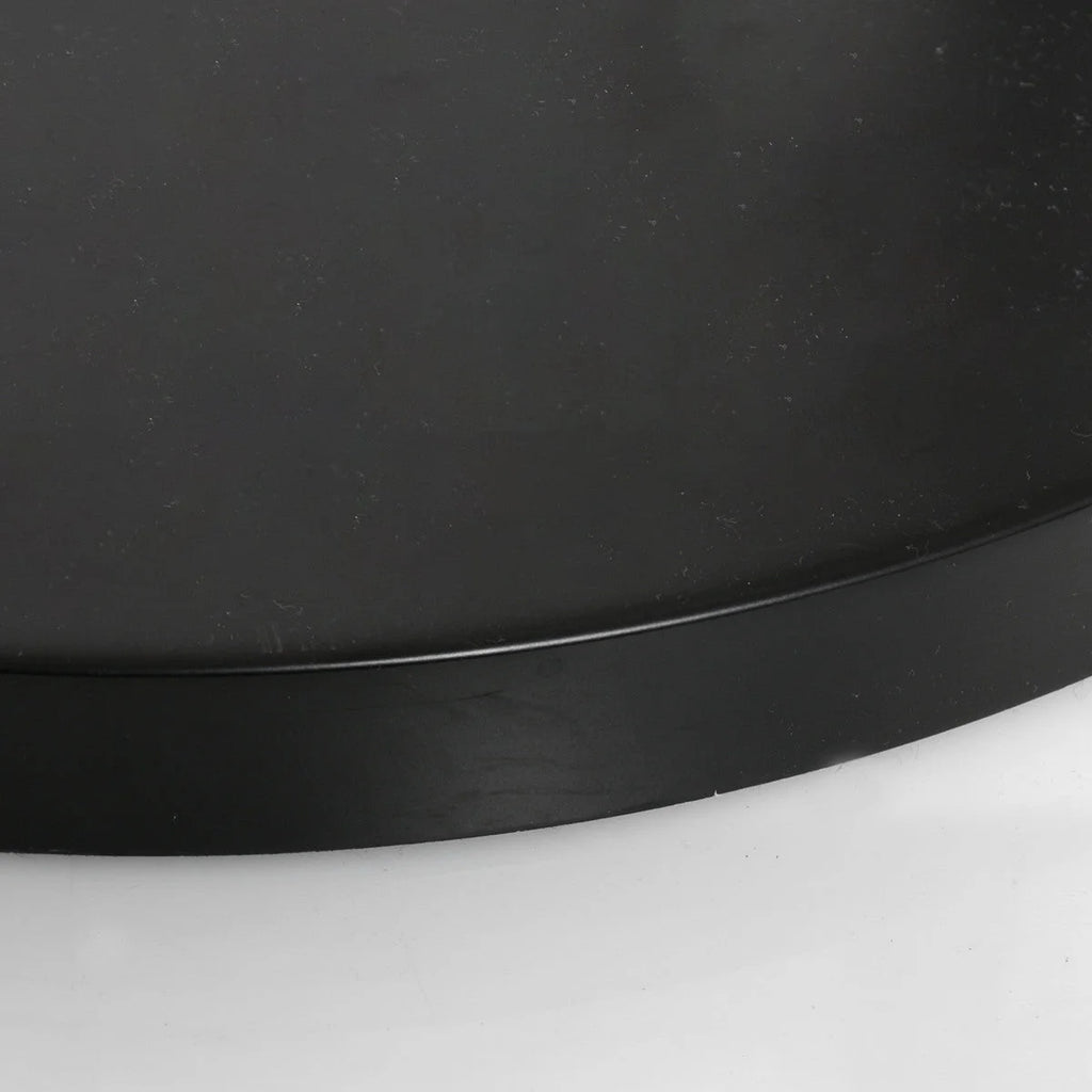 Plateau rond noir pour service ou décoration sur Lampadaire arqué en métal noir