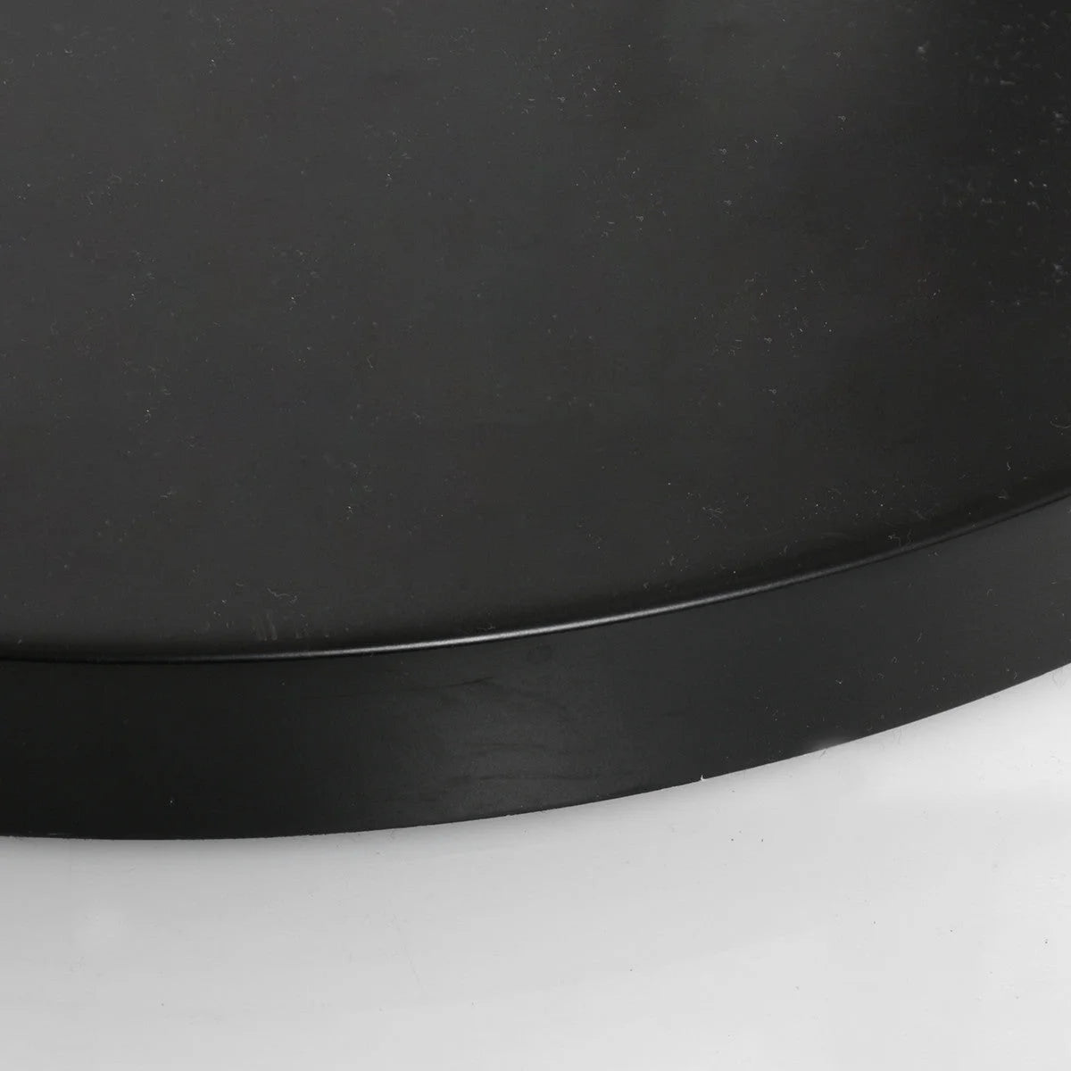 Plateau rond noir pour service ou décoration sur Lampadaire arqué en métal noir