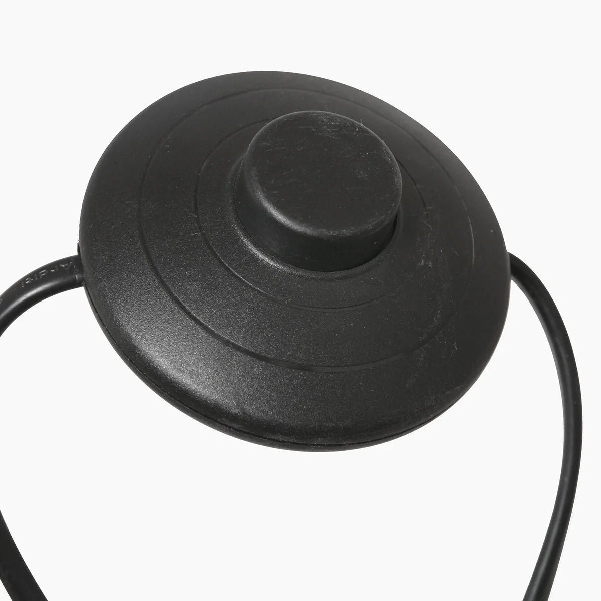 Couvercle en plastique noir avec bouton central et anses courbes pour lampadaire en bambou ajouré et métal noir H175 cm