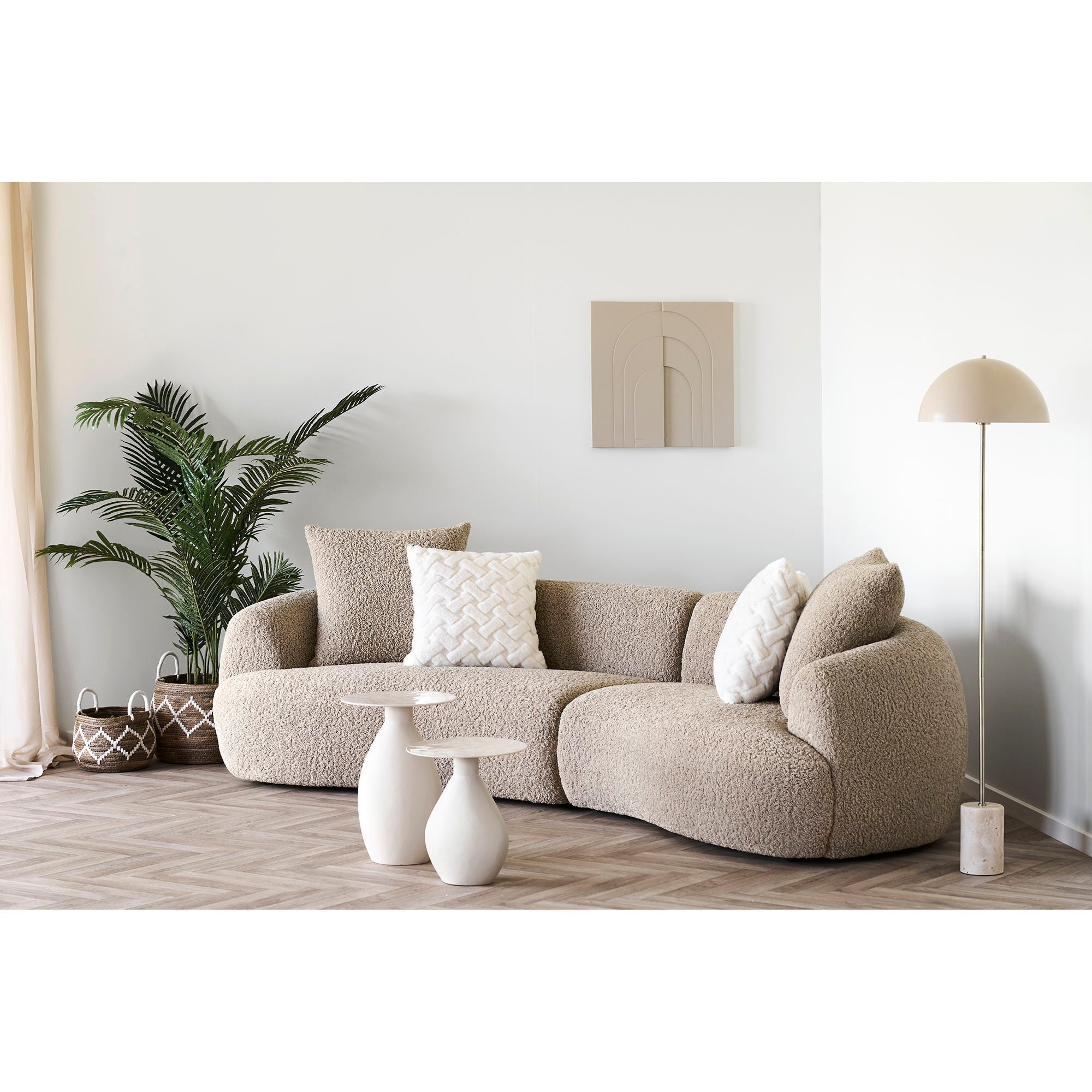 Canapé sectionnel courbé beige en tissu doux avec coussins assortis