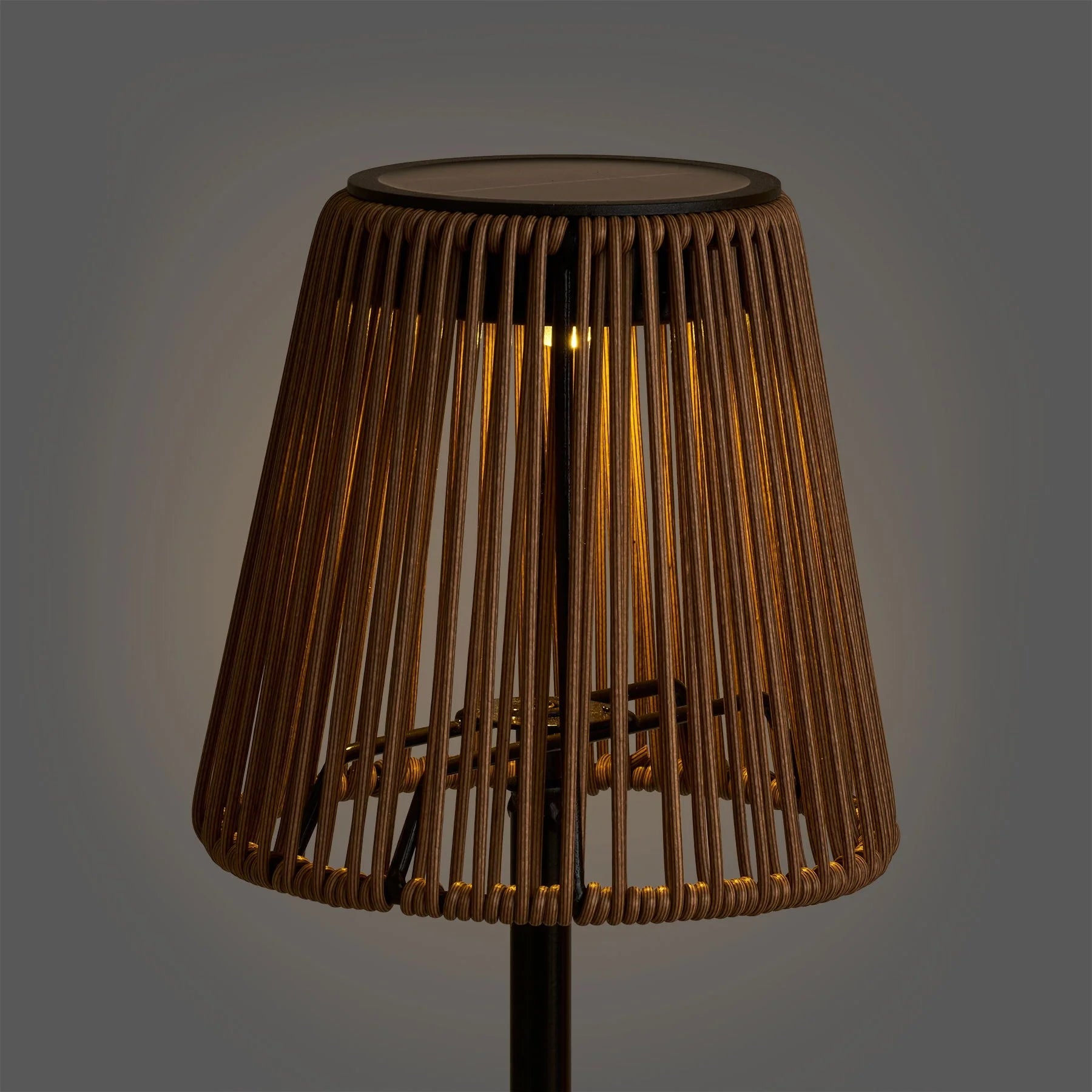 Abat-jour en rotin ajouré chaud sur base métal noir, H30 cm
