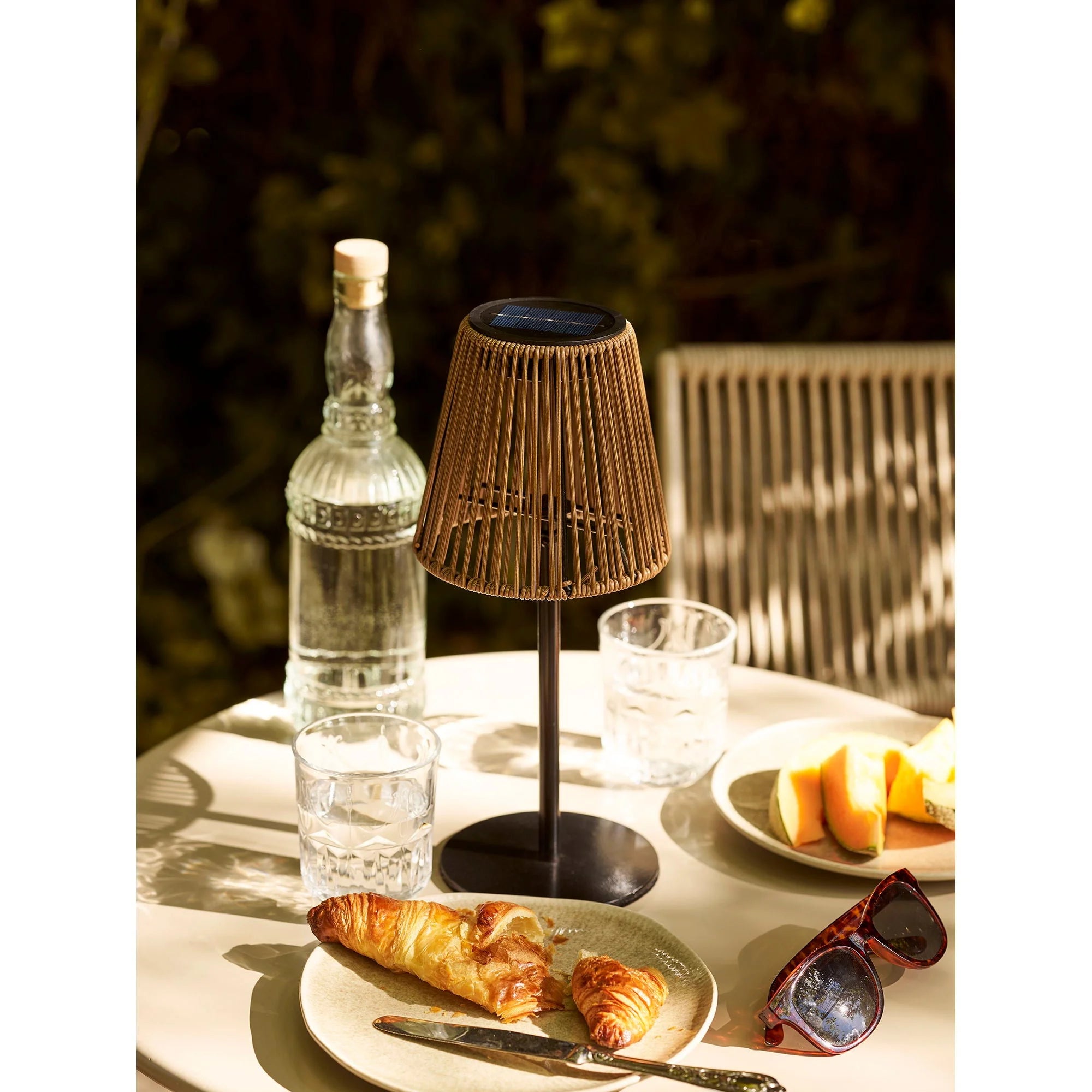 Lampe à poser solaire en rotin ajouré et métal noir, H30 cm