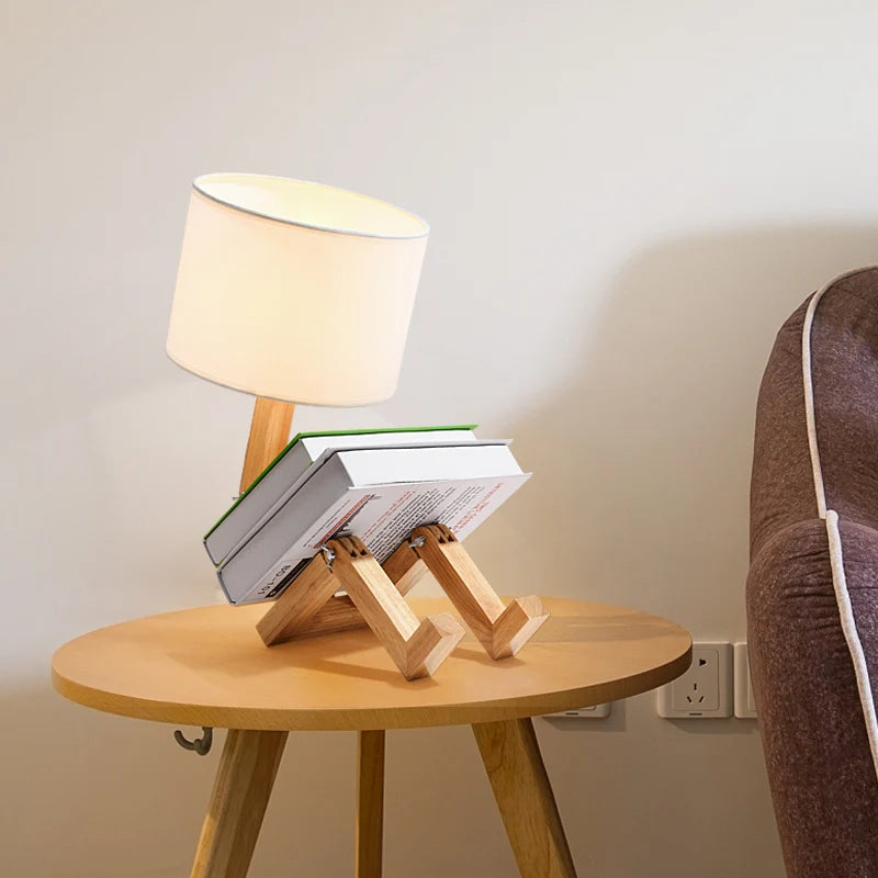 Lampe de chevet bonhomme en bois posée sur une table de chevet à côté d'un canapé