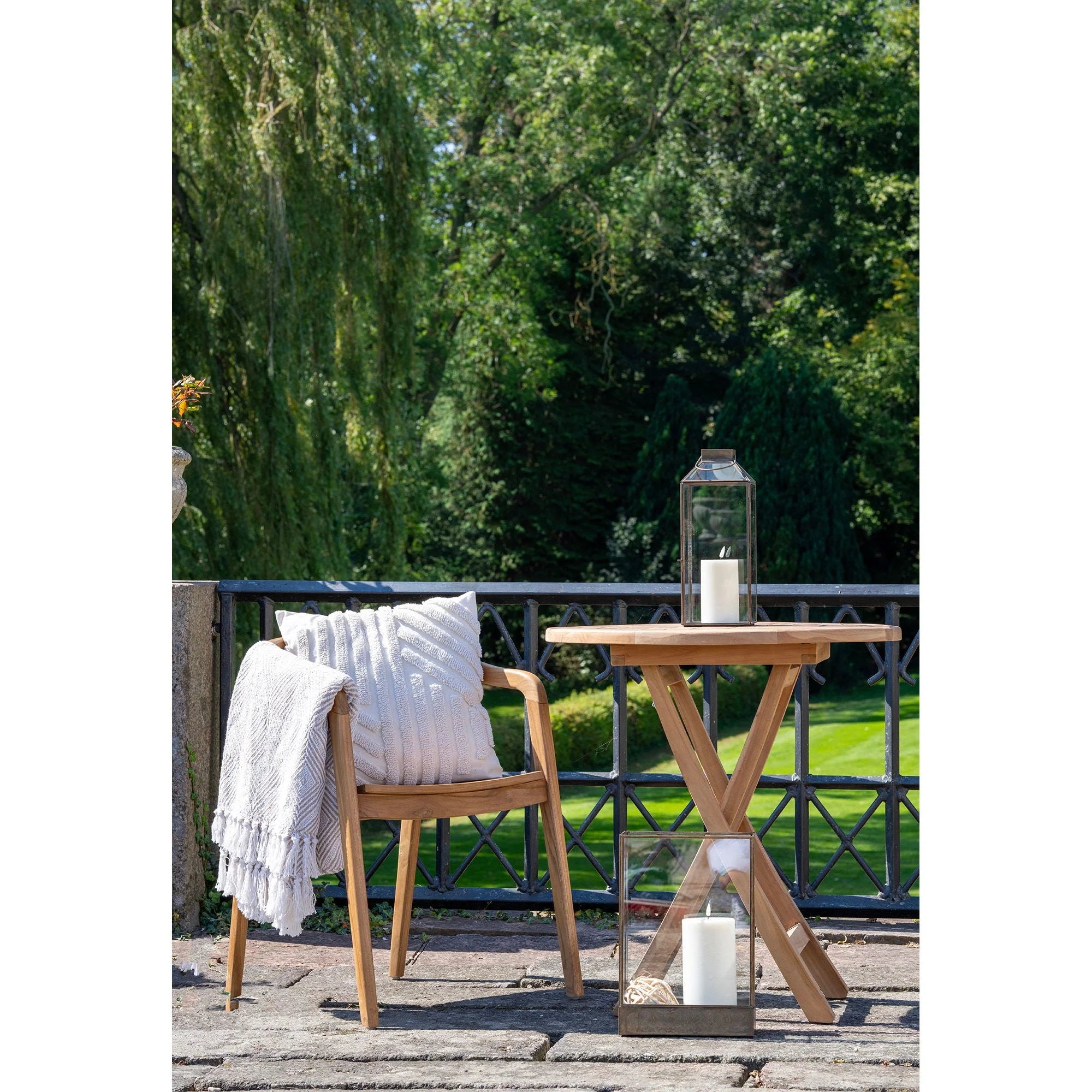 Table pliante en bois clair avec lanternes en métal doré vieilli H35 cm