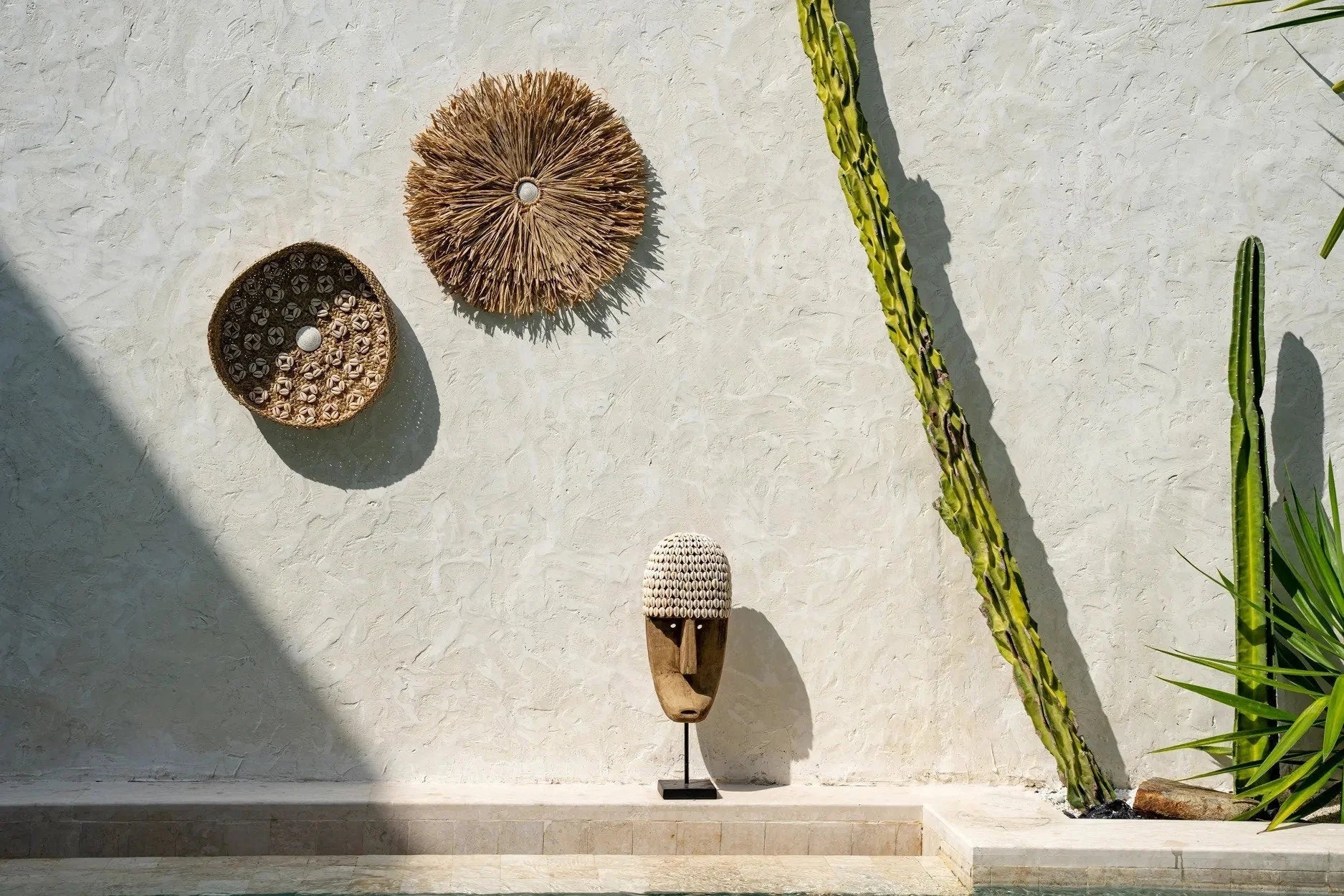 Masque décoratif en coquillages sur socle en bois, H50 cm