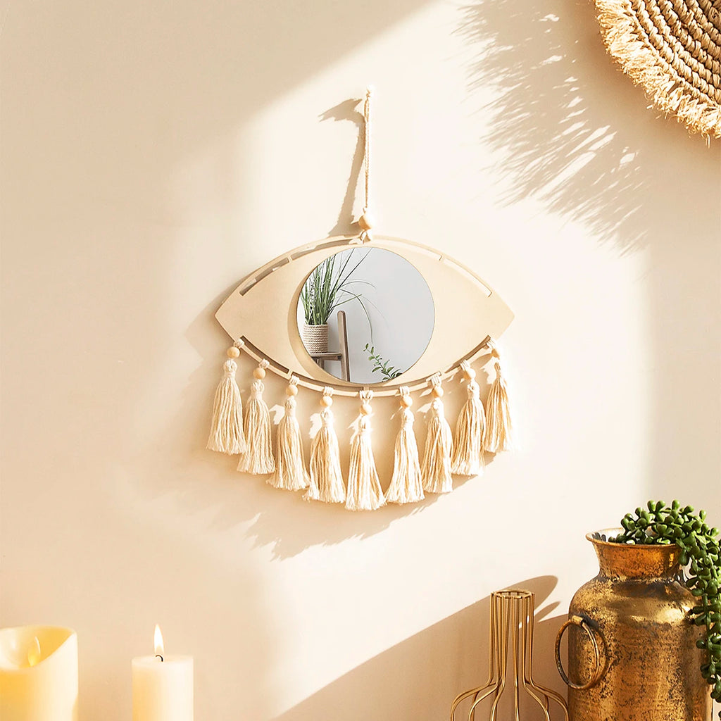 Miroir macramé œil dans un salon