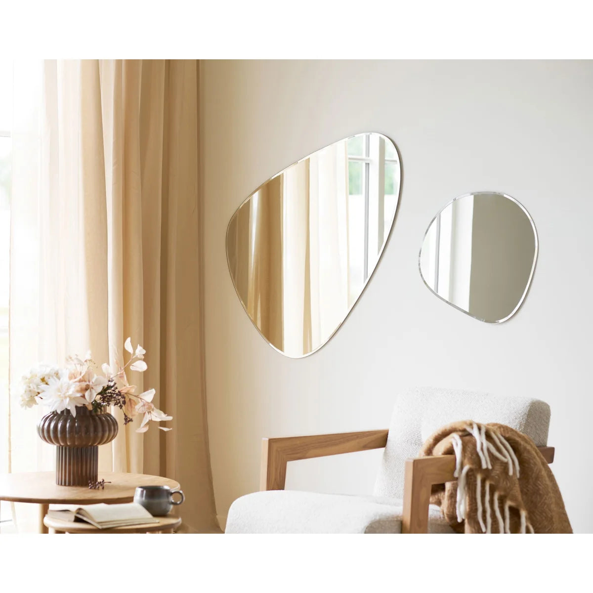 Deux miroirs muraux asymétriques en verre galet, 50x50 cm