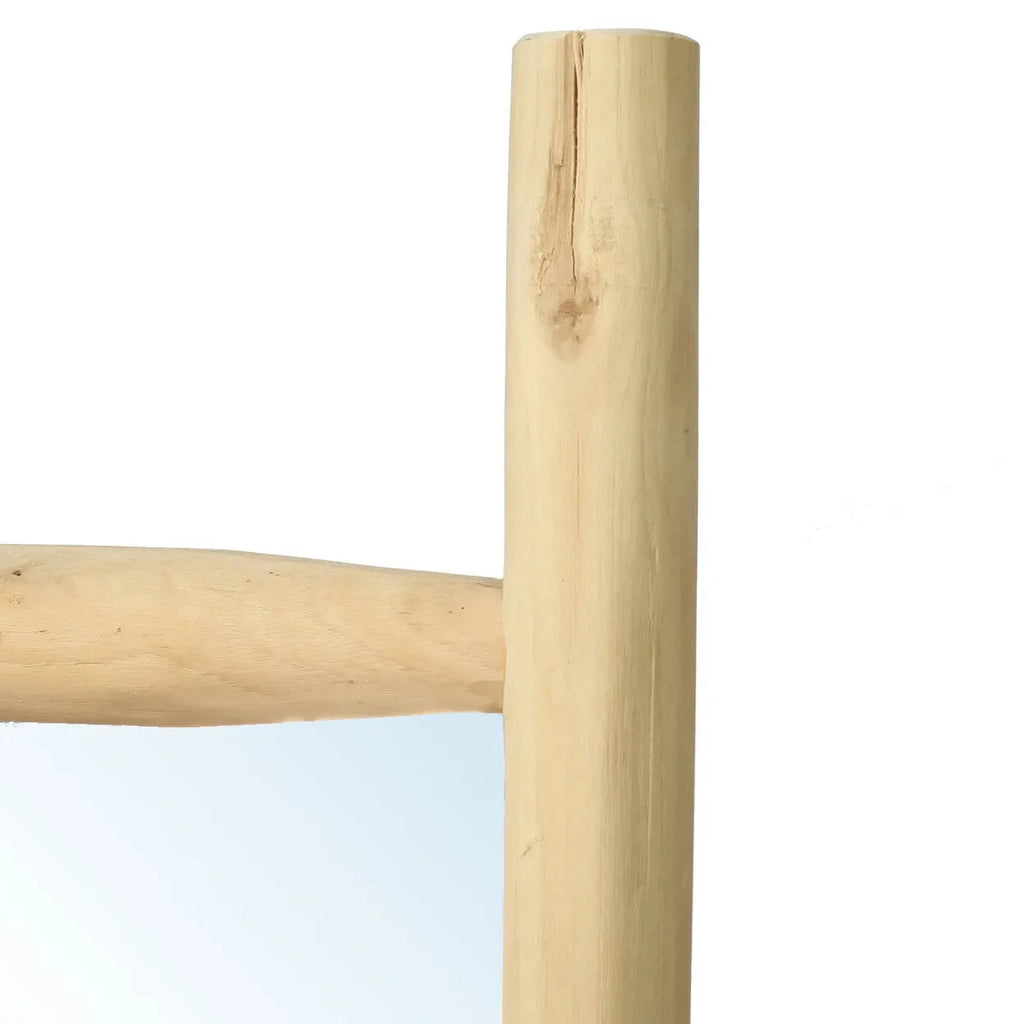 Échelle en bois clair avec grain visible et barre horizontale pour miroir sur pied en teck naturel