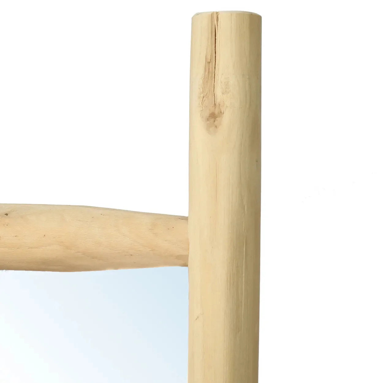 Échelle en bois clair avec grain visible et barre horizontale pour miroir sur pied en teck naturel