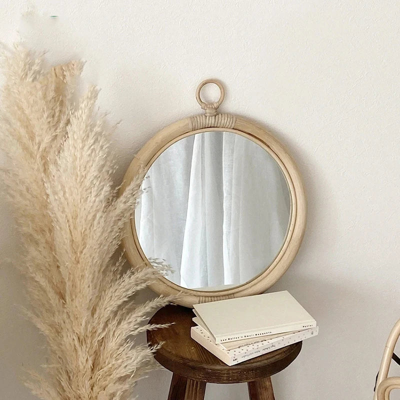 Le miroir rotin déco en situation dans une pièce