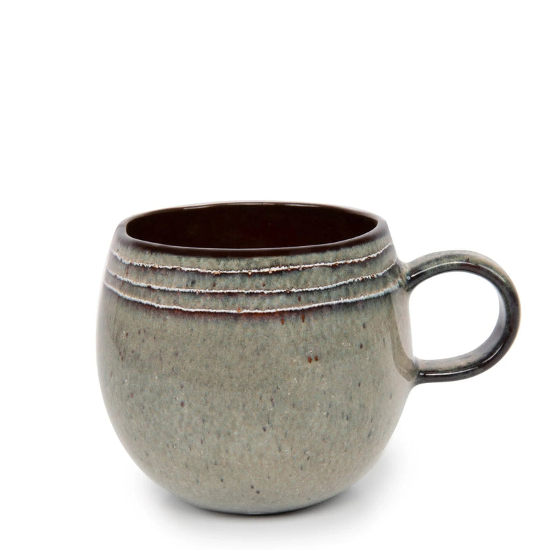Mug artisanal en grès émaillé vert sauge intérieur brun