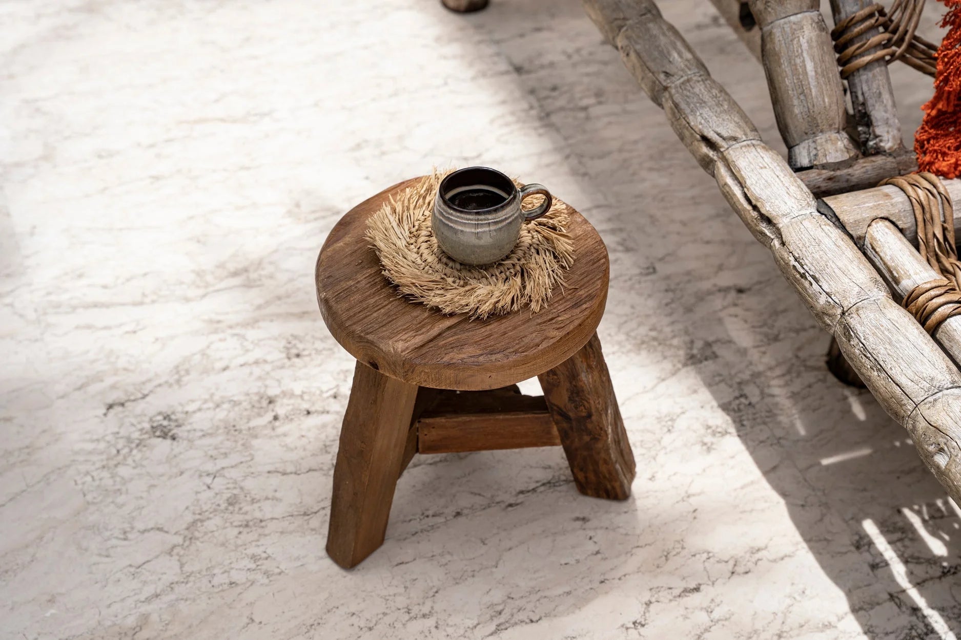 Tabouret en bois rustique avec dessus rond patiné et pieds solides